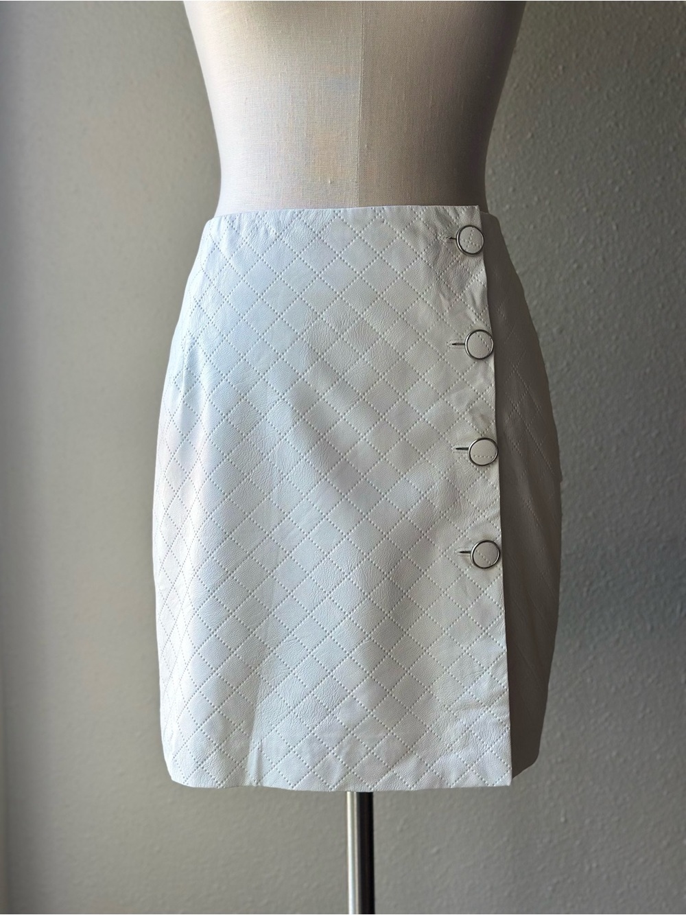 Stefania Vaidani White Quilted Faux Leather Mini Skirt Silver Buttons Sz S
